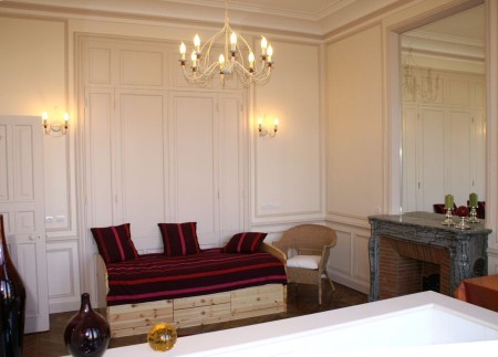 Studio, boiseries et cheminée
