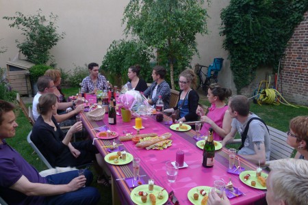 Dîner de l'équipe, nouveaux et anciens font connaissance.